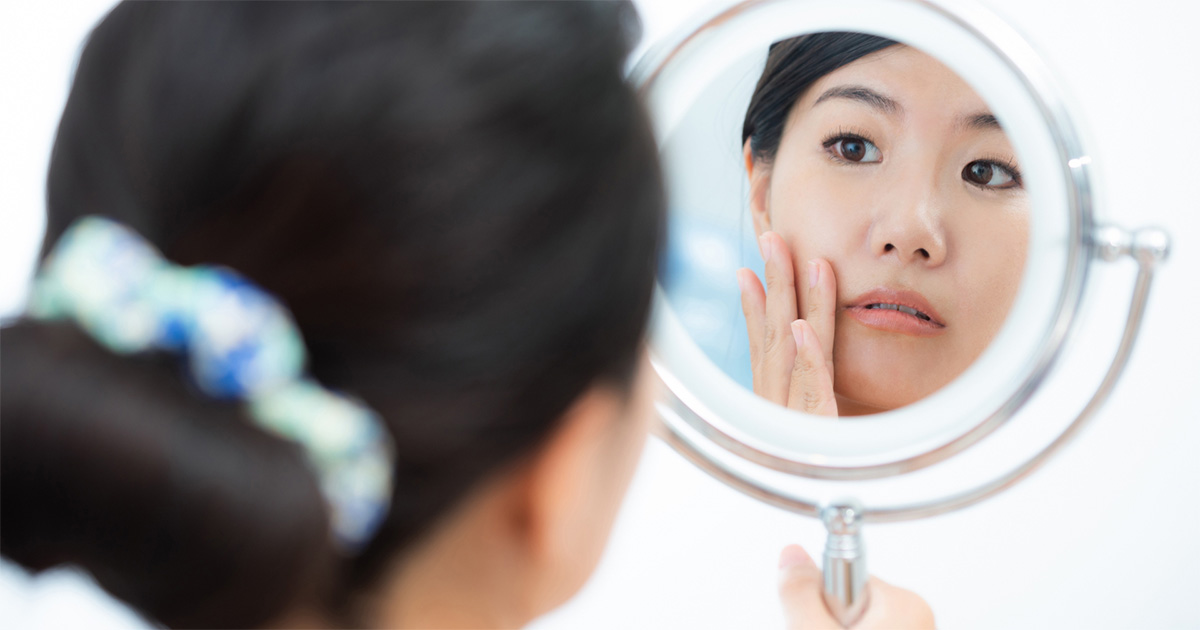 敏感肌　自分の肌質を見分ける女性