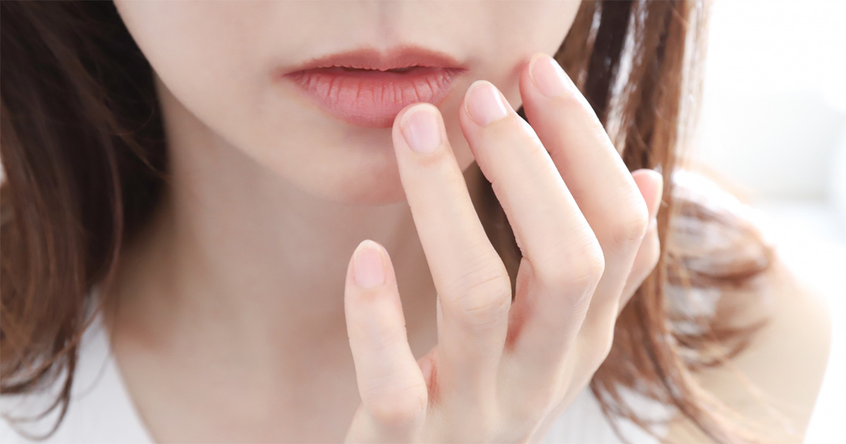 敏感肌 NGな肌ケアをしている女性