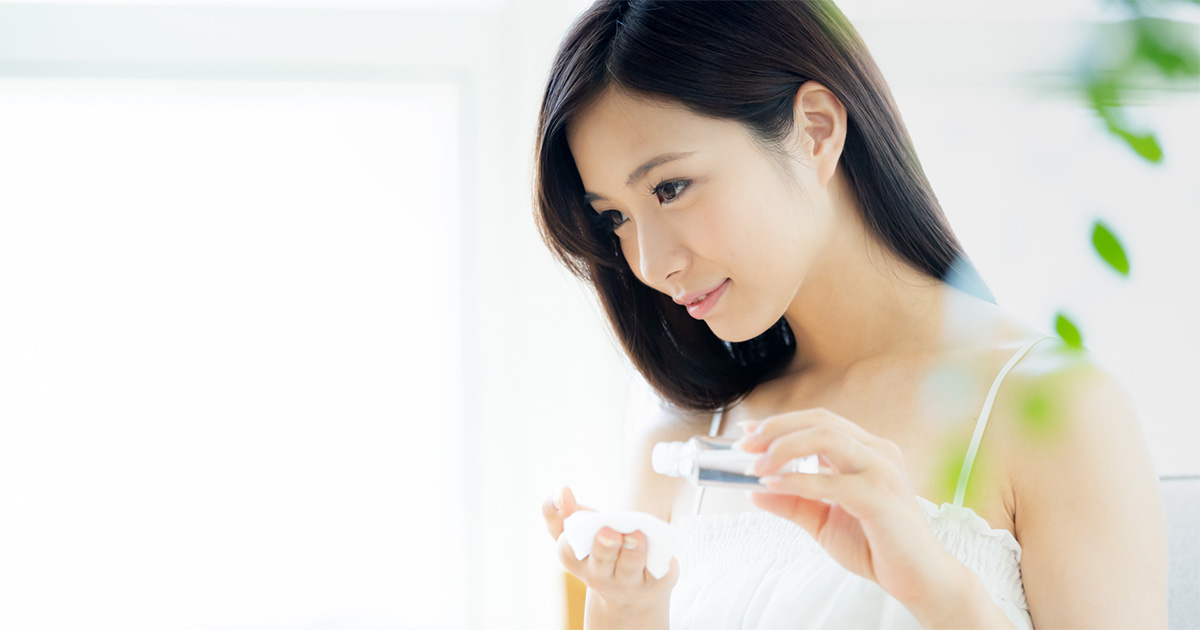 敏感肌　スキンケアを行う女性