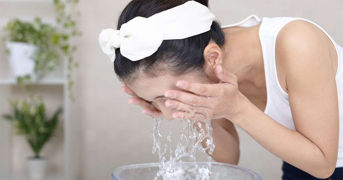敏感肌で洗顔をする女性