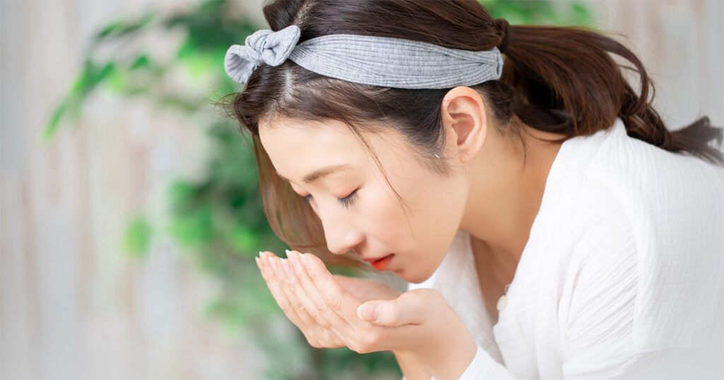 16_1 敏感肌でクレンジングをする女性